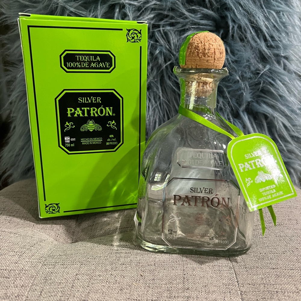 PATRON SILVER TEQUILA EMPTY BOTTLE W CORK 750 ml & GREEN BOX. LIKE NEW CONDITION